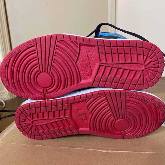 Wmns Air Jordan 1 High OG “Unc To Chicago” - Picture 5 of 6